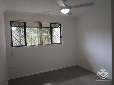 Light and airy ground floor Unit just a few minutes walk into Coolangatta - Photo 2