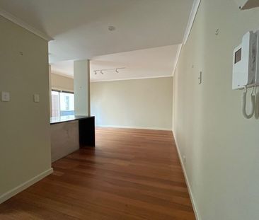 Stylish Coastal Living in the Heart of Elwood - Photo 4