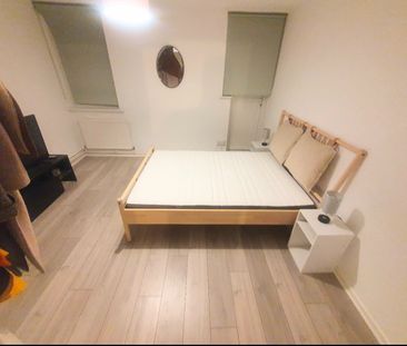 Room in a Shared House, Philpot Square, SW6 - Photo 1