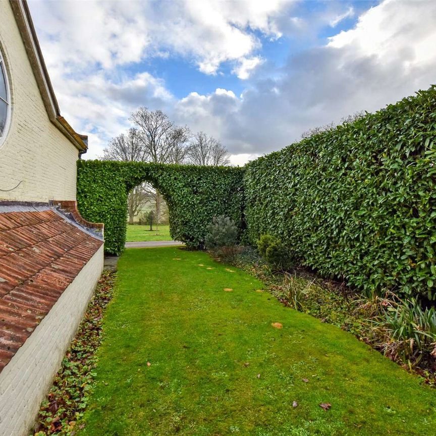 Private Bell Tower apartment within the grounds of the impressive Britwell House in the rolling Oxfordshire countryside - Photo 1