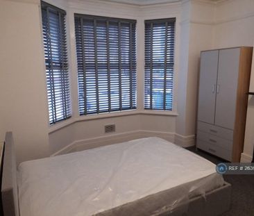 1 bedroom in a house share to rent - Photo 2