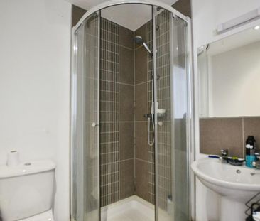 1 bedroom in a flat share to rent - Photo 3