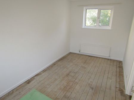 3 bed House - To Let - Photo 3