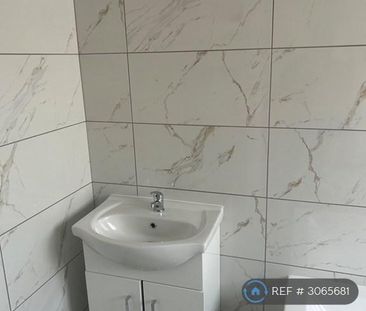 3 bedroom end of terrace house to rent - Photo 4