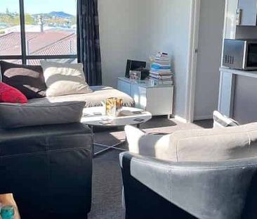 Sunny & Warm 3 bedroom 2 bathroom Townhouse - Photo 2