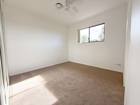 Airconditioned 3 Bedroom 2.5 Bathroom modern duplex with double car garage - Photo 5