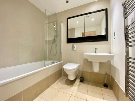 1 bedroom Flat To Let - Photo 2