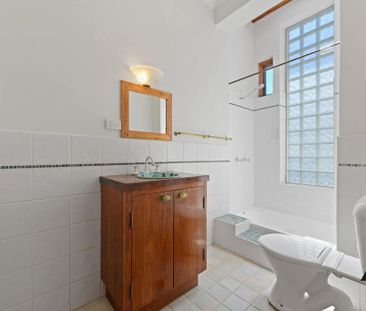 Stylish Two-Bedroom Apartment in the Heart of Vibrant Newtown - Photo 5