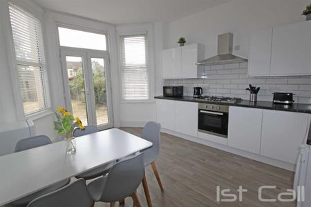 Wimborne Road, Southend On Sea - Photo 5