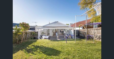 Light-filled renovated home minutes from the beach - Photo 4