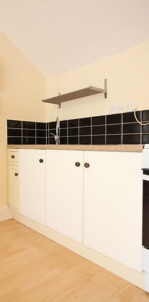 Chertsey Bridge Road, Chertsey - Photo 1