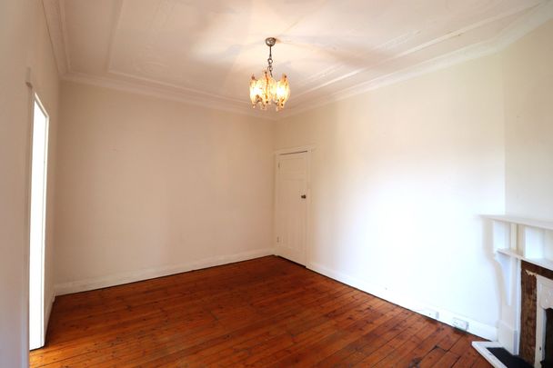 BRIGHT TWO BEDROOM APARTMENT - WALK TO BEACH! - Photo 1