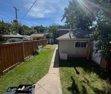Spacious 2 Bedroom Basement Suite House(PN 0015-2) — Edmonton, AB -... - Photo 1