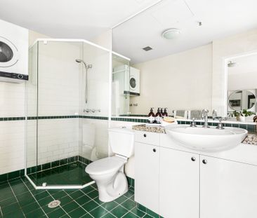 Sunlit city escape in 'Paramount' - Photo 3