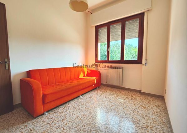 Appartamento con 2 camere, arredato.