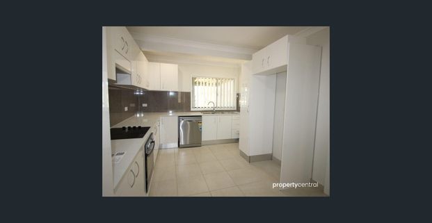 Spacious 4-Bedroom Family Home in Llandilo - For Lease - Photo 1