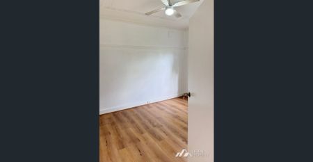 Renovated Character Home 270 m to Station - Photo 4
