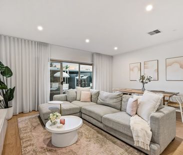 Three Bedroom Townhouse between the City & Beach - Photo 4