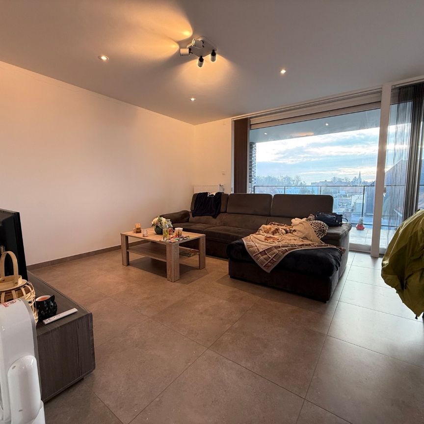 Twee-slaapkamerappartement met ondergrondse autostaanplaats in Meulebeke. - Foto 1