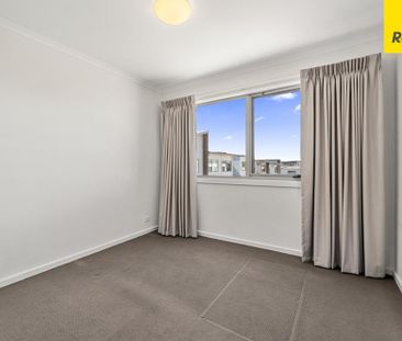 Stylish, Sunlit Home close to Parks, Schools & Shops - Photo 2