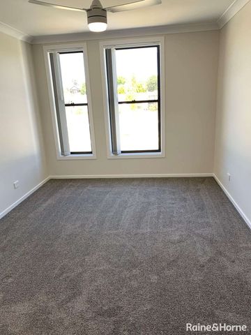 Quiet Location 4 Bedroom Duplex - Photo 2