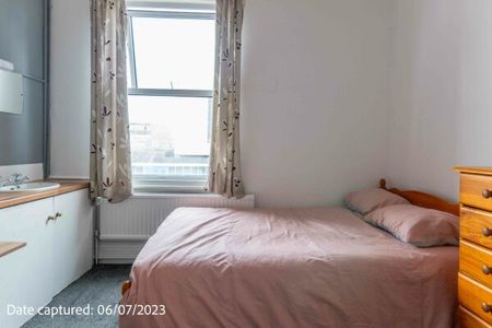 3 Feversham Crescent, Wiggington Road - Photo 4