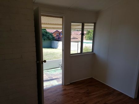 Charming 3-Bedroom Home for Rent in Joondanna - Photo 2