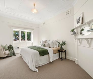 Updated and light filled Californian bungalow - Photo 4