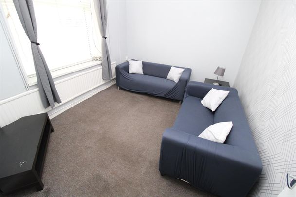 Room For Rent Queen Street, Pontypridd - Photo 1
