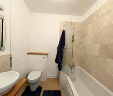 First floor flat within this well established mansion style block, ... - Photo 4