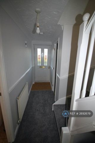 3 bedroom end of terrace house to rent - Photo 2