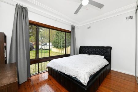 Charming Family Haven with Modern Comforts in Serene Surroundings! - Photo 3