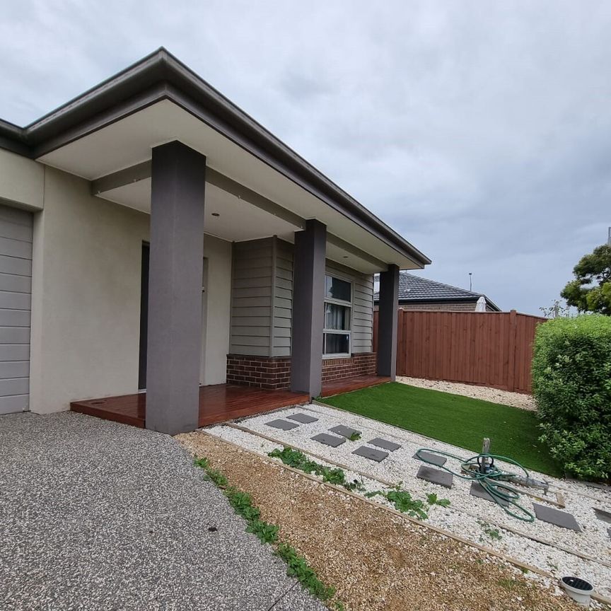 15 Anglers Ave, Point Cook, VIC 3030 (Residential)FAMILY ENTERTAINER! - Photo 1