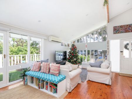 Beautiful Family Haven in Leafy Kirrawee - Photo 3