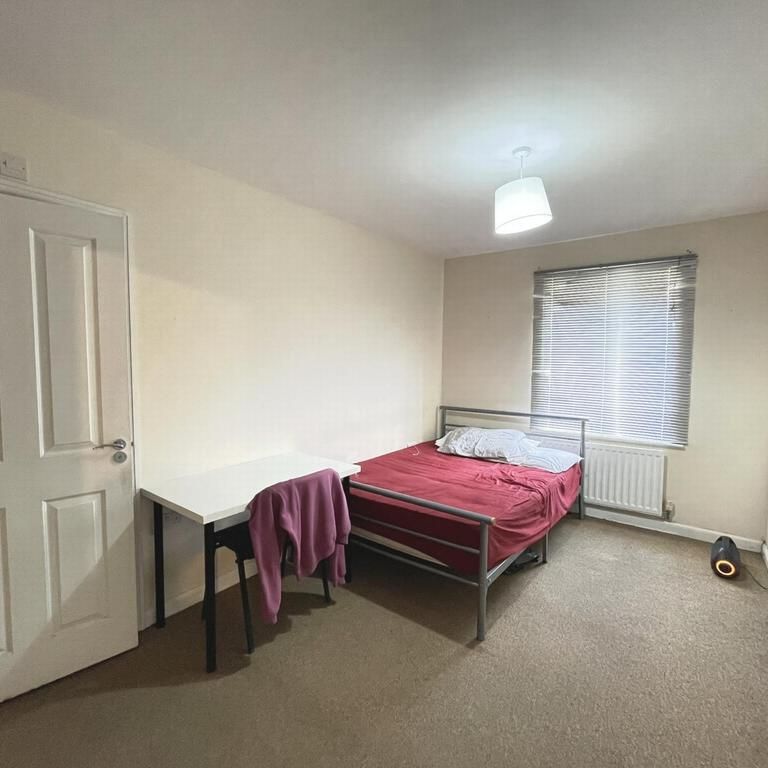 3 bedroom flat to rent - Photo 1