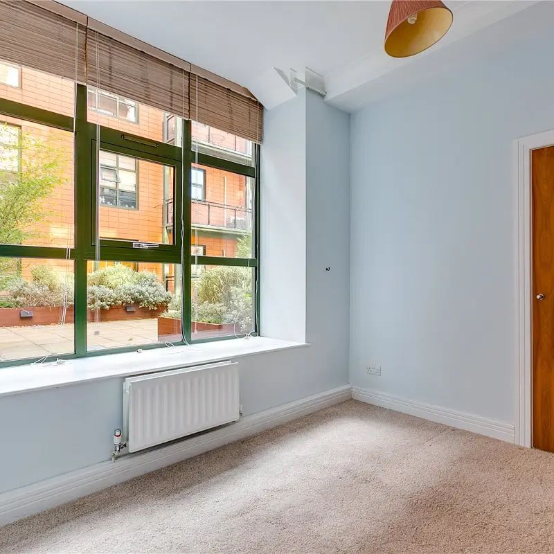 3 bedroom flat in Barnes - Photo 1