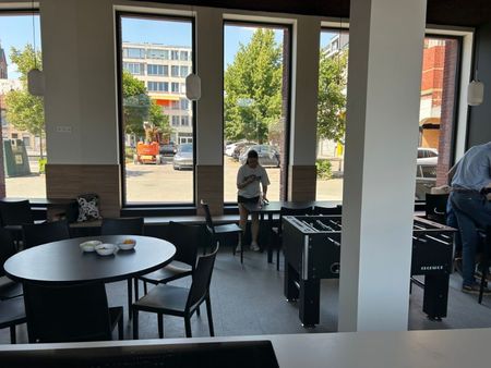 Nieuwe studentenkamer op een top locatie in centrum Kortrijk met zicht op plein. - Photo 3