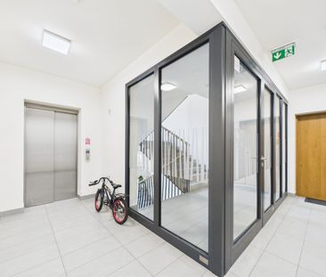 2 pokoje, balkon i garaż – komfort i styl w jednym - Zdjęcie 5