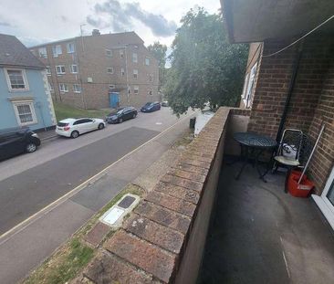 Large Bed Flat With Balcony In Windsor Court, Luton, LU1 - Photo 3