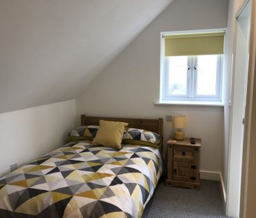 Manor Court Road, Nuneaton - - Photo 2