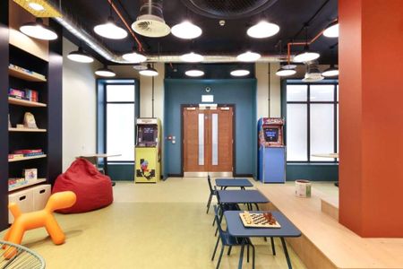 A one bedroom apartment to rent, available immediately and furnished within the iconic Thames Quarter building in the heart of Reading's town centre, with super residents amenities. - Photo 3