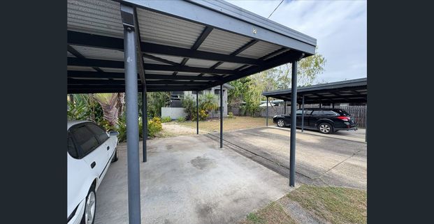 TIDY GROUND FLOOR UNIT IN SMALL COMPLEX OF 4 - Photo 1