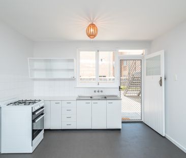 A MUST SEE - SPACIOUS GROUND FLOOR 1 BEDROOM UNIT - Photo 6