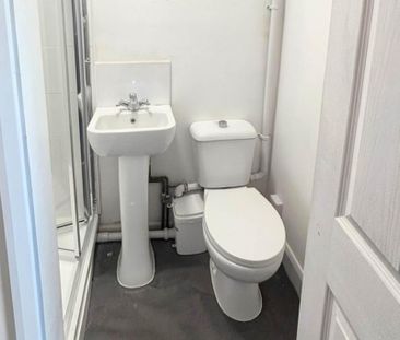 1 bedroom in a house share to rent - Photo 2