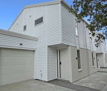 SPREYDON - MODERN TOWNHOUSE, TWO BEDROOMS, SINGLE GARAGE - Photo 2