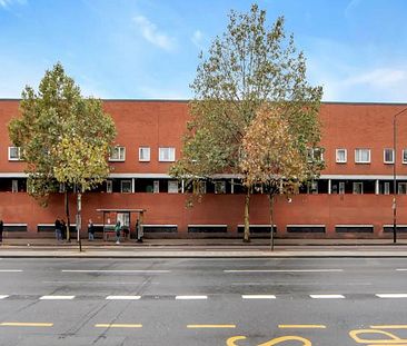 Boasting 1050 sq. ft. of living & entertaining space & sun filled roof terrace - Photo 1