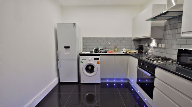 2 bedroom Flat in Kelso Street, Leeds - Photo 1