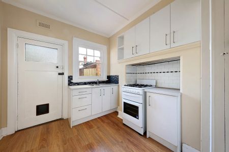 Period Home with rear courtyard! - Photo 2