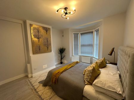 2 Bed Flat, Ling Road, E16 - Photo 4