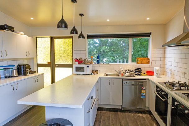 All inclusive rooms on Russell St - Available now - Photo 1